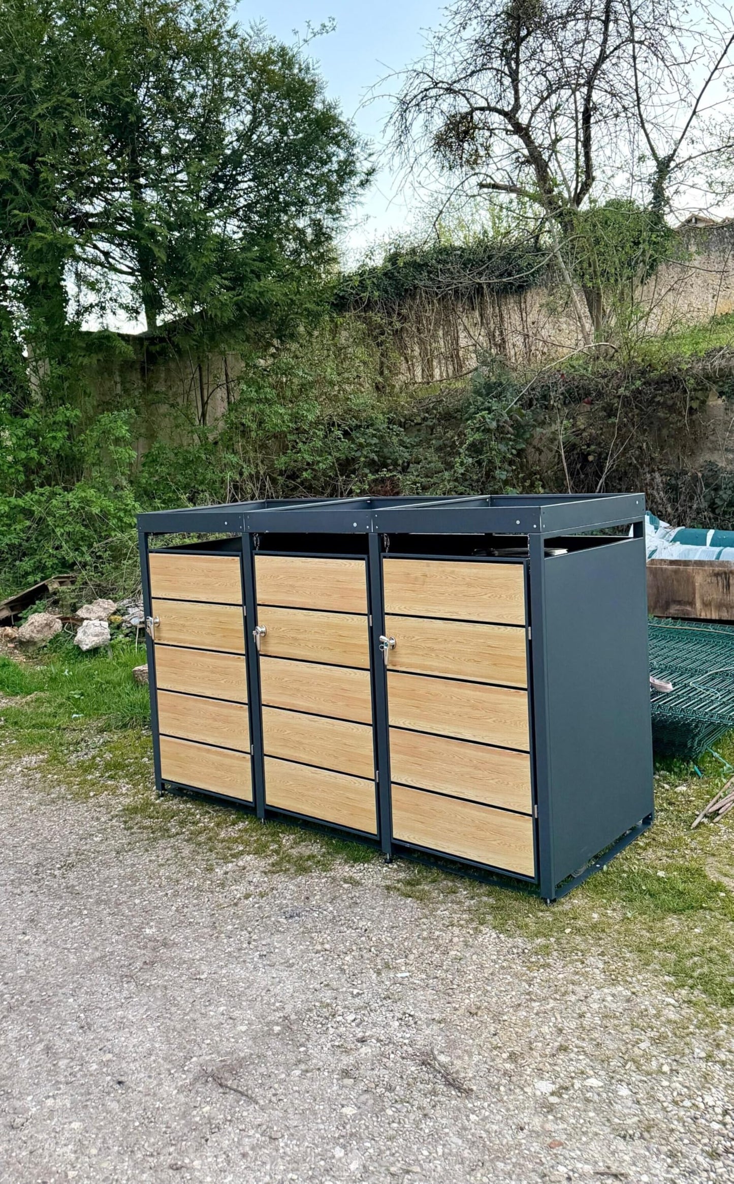 Galvanized Steel Bin Shelter – 3 x 240L – Sturdy Metal Structure – Oak Colour – Outdoor Storage Box for Waste Bins – Weather Resistant